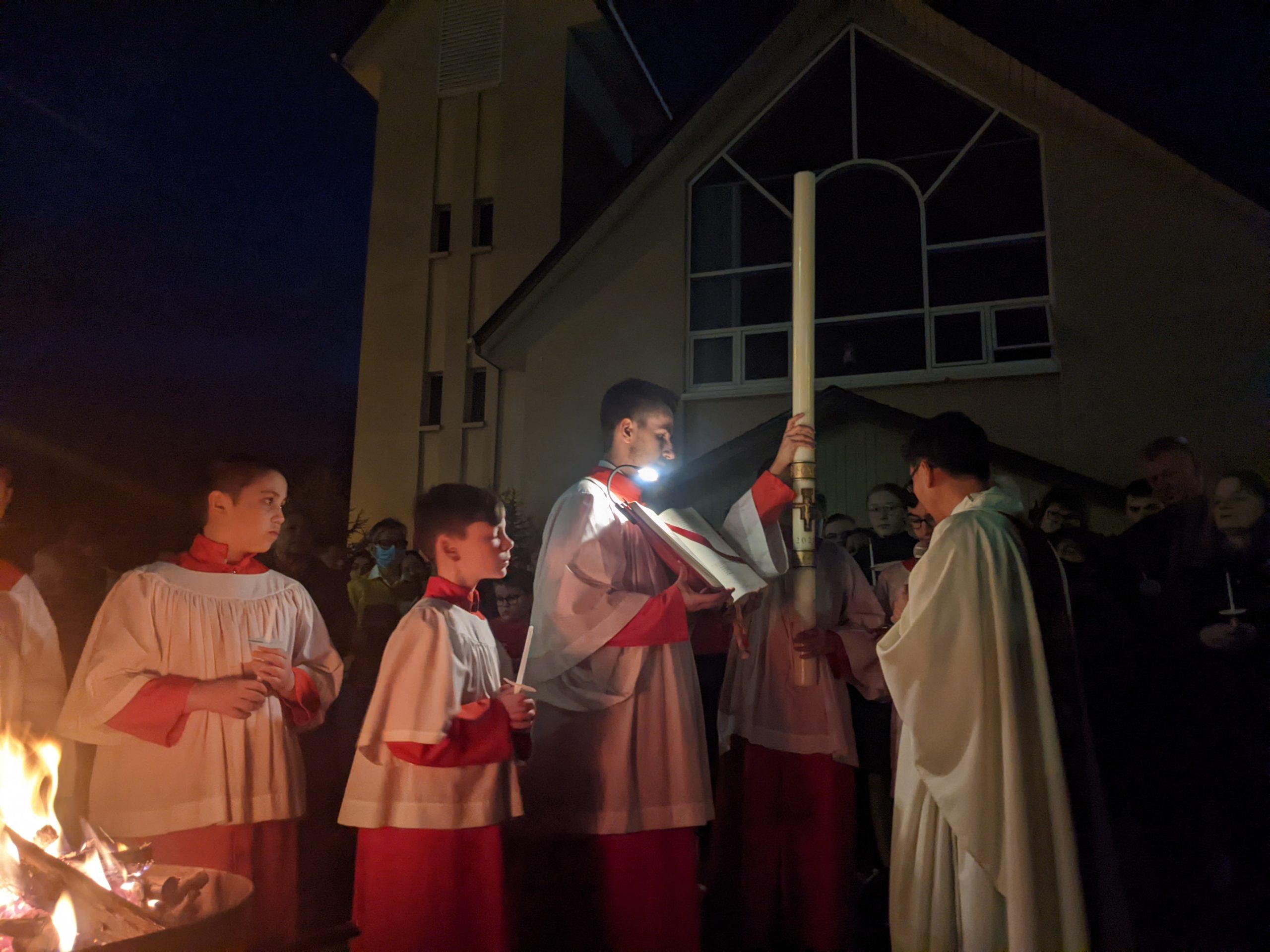 Altar-serving-eastervigil